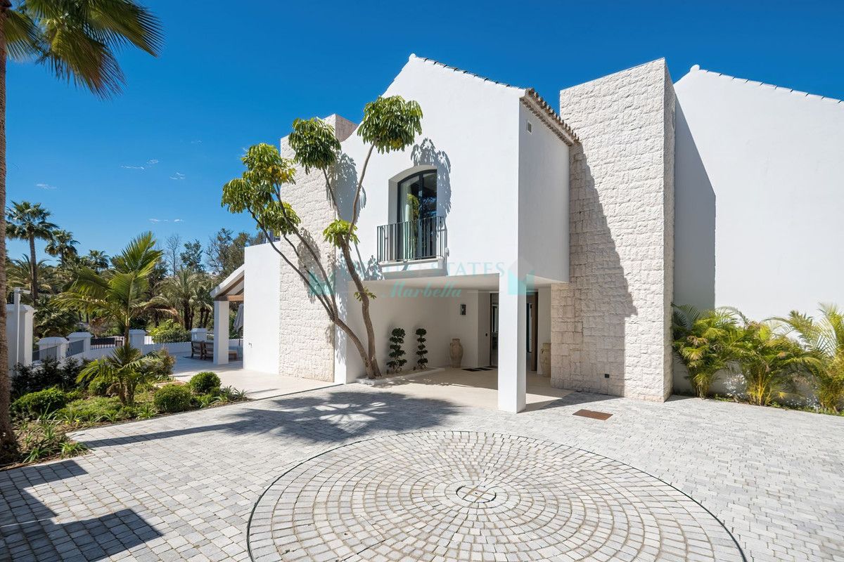 Villa for sale in Nueva Andalucia