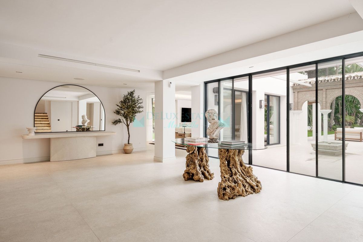 Villa for sale in Nueva Andalucia