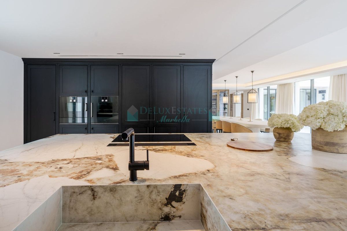 Villa for sale in Nueva Andalucia