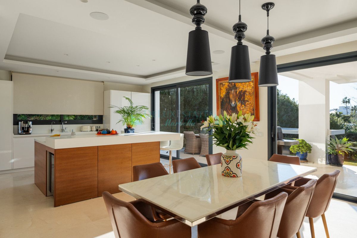 Villa for sale in Nueva Andalucia