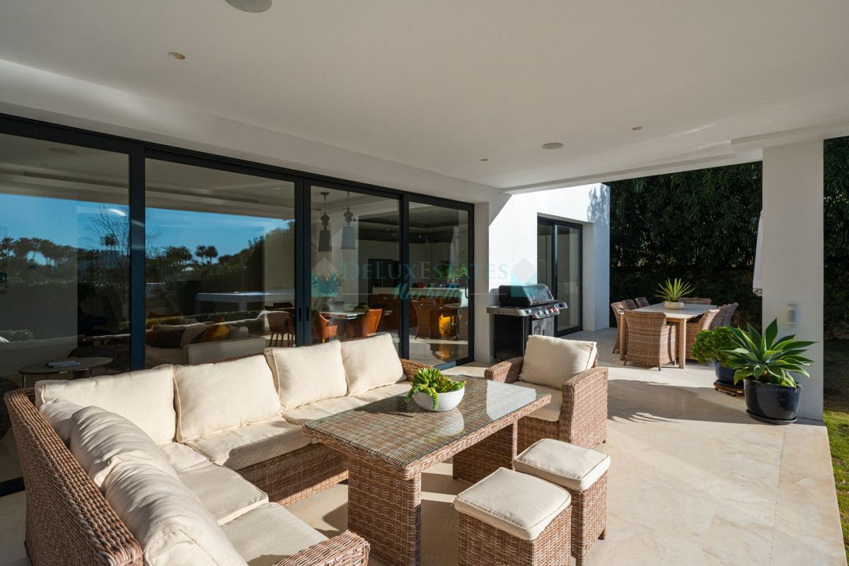 Villa for sale in Nueva Andalucia