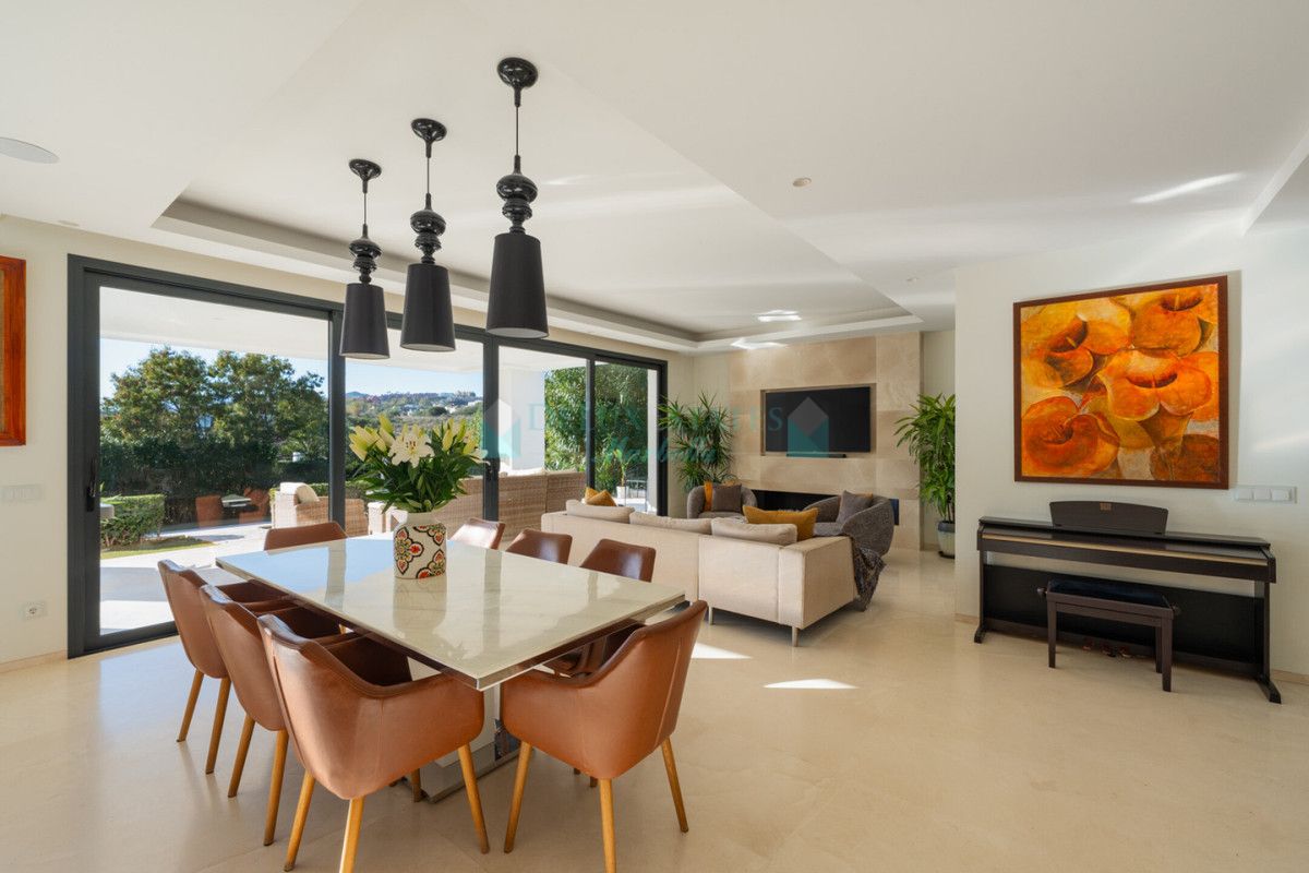 Villa for sale in Nueva Andalucia