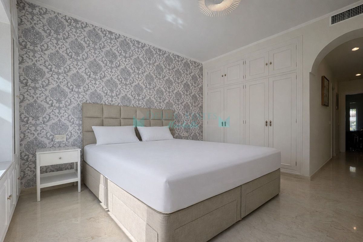 Penthouse for sale in Costalita, Estepona