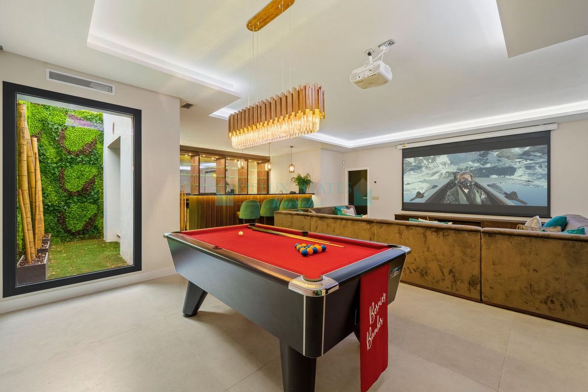 Villa for sale in Benahavis