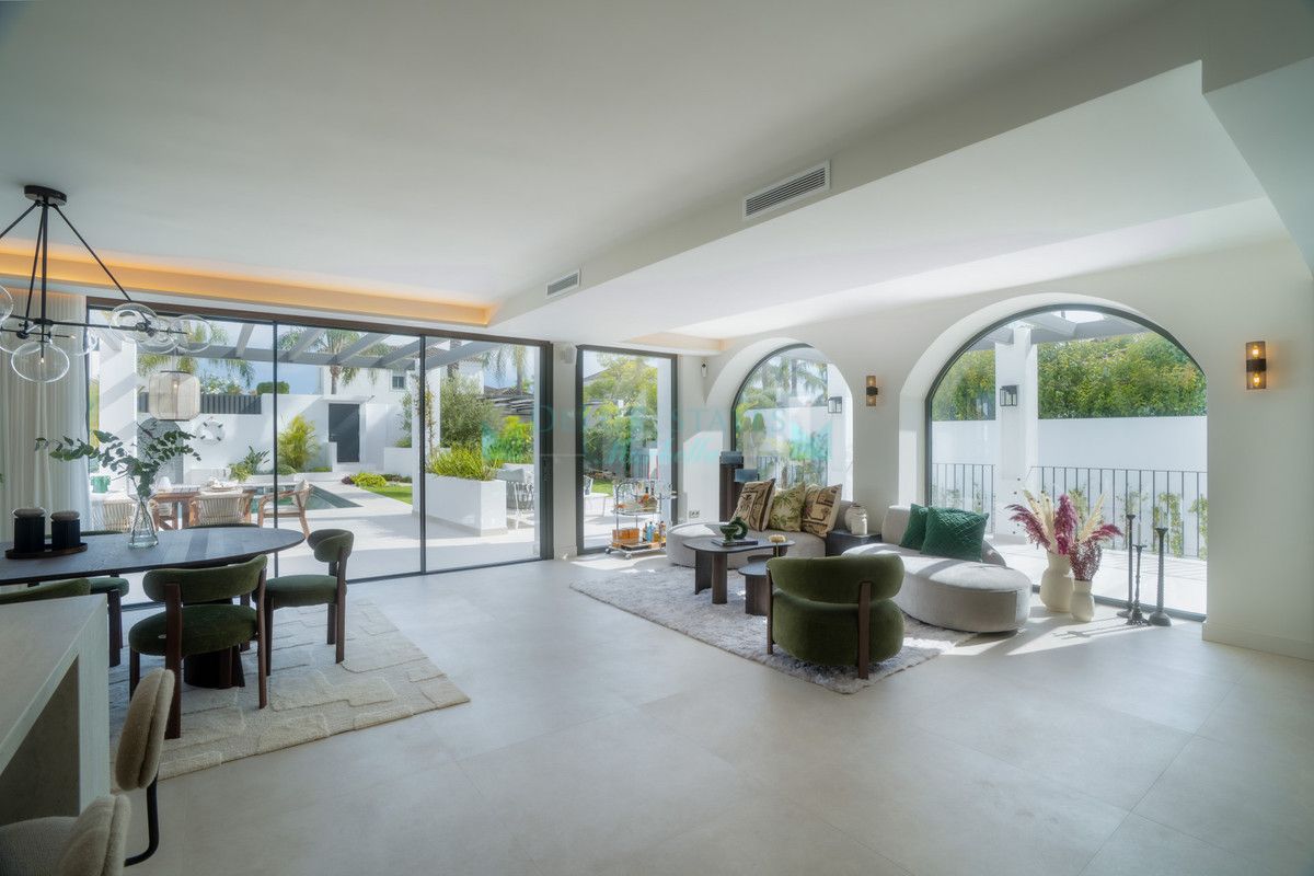 Villa for sale in Nueva Andalucia