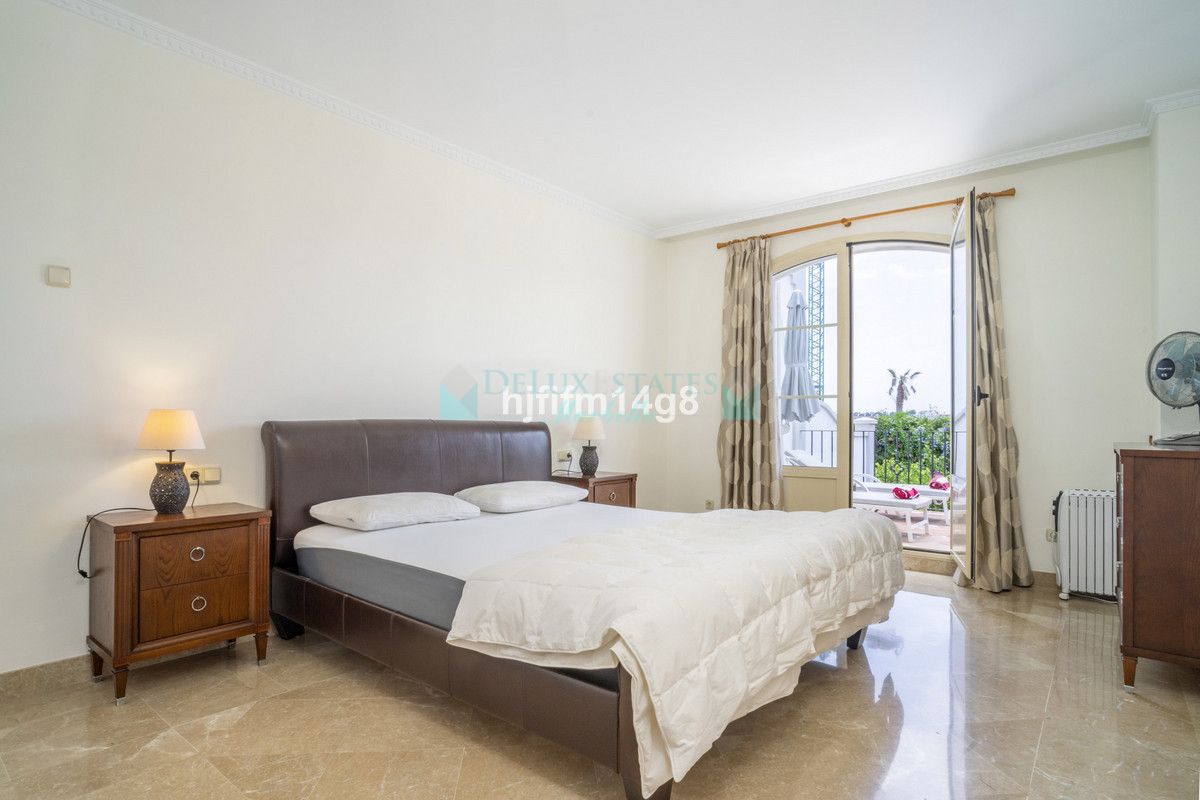 Town House for sale in Nueva Andalucia