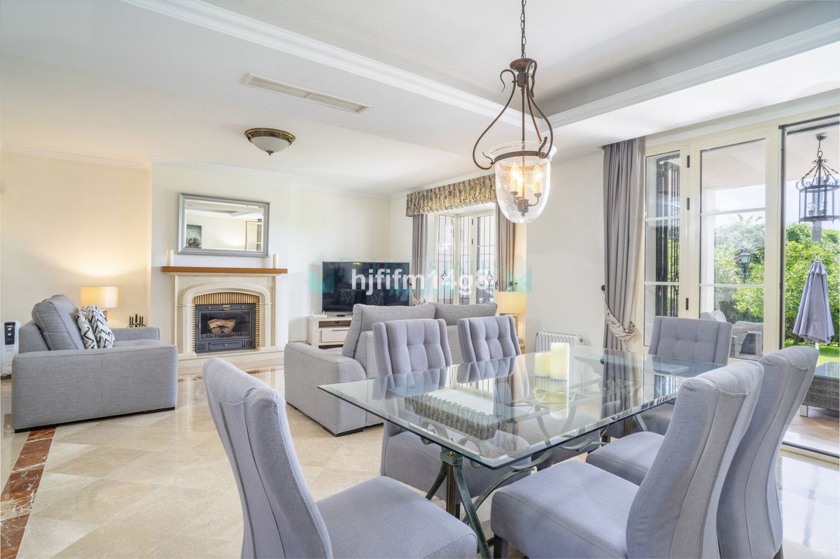 Town House for sale in Nueva Andalucia