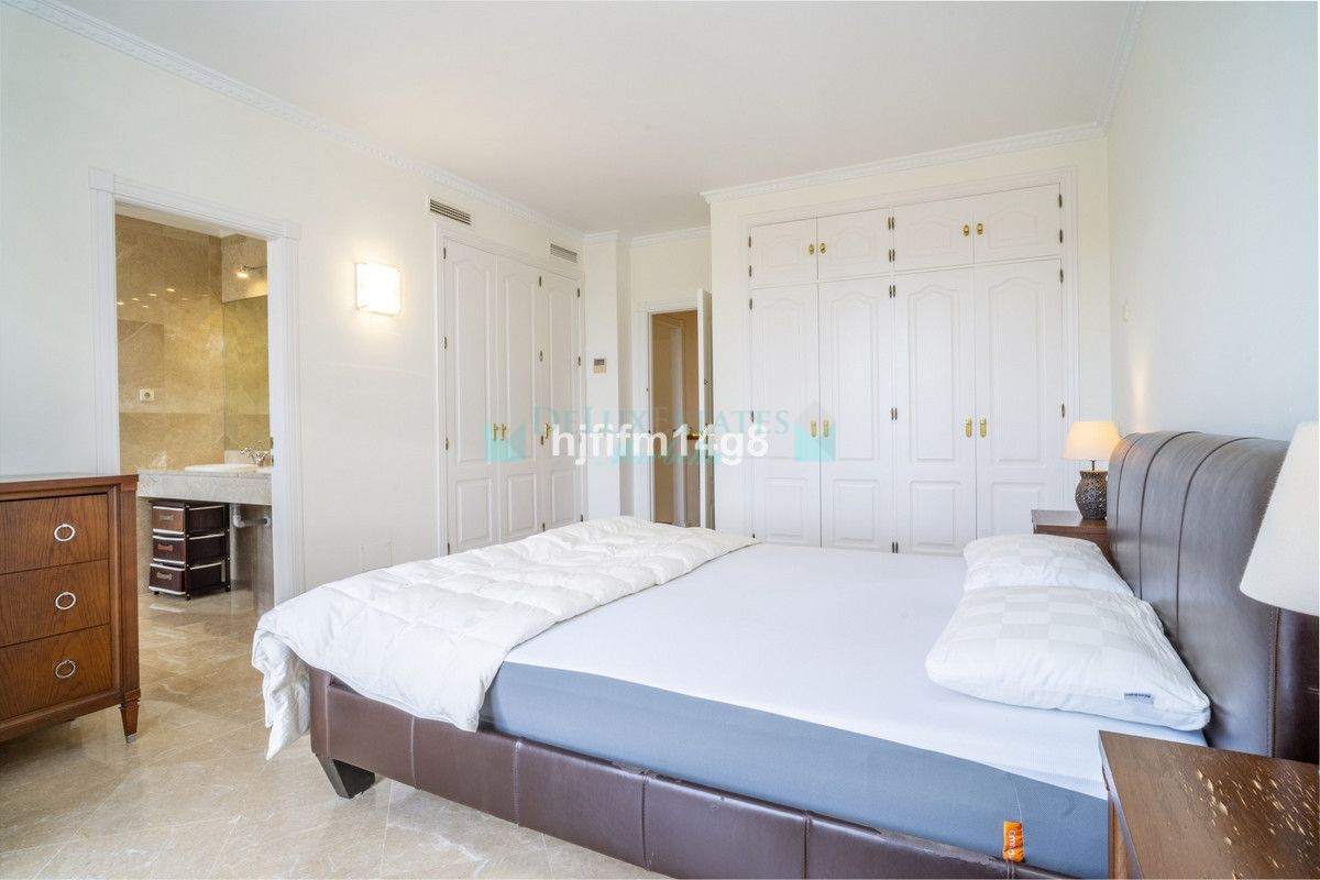 Town House for sale in Nueva Andalucia