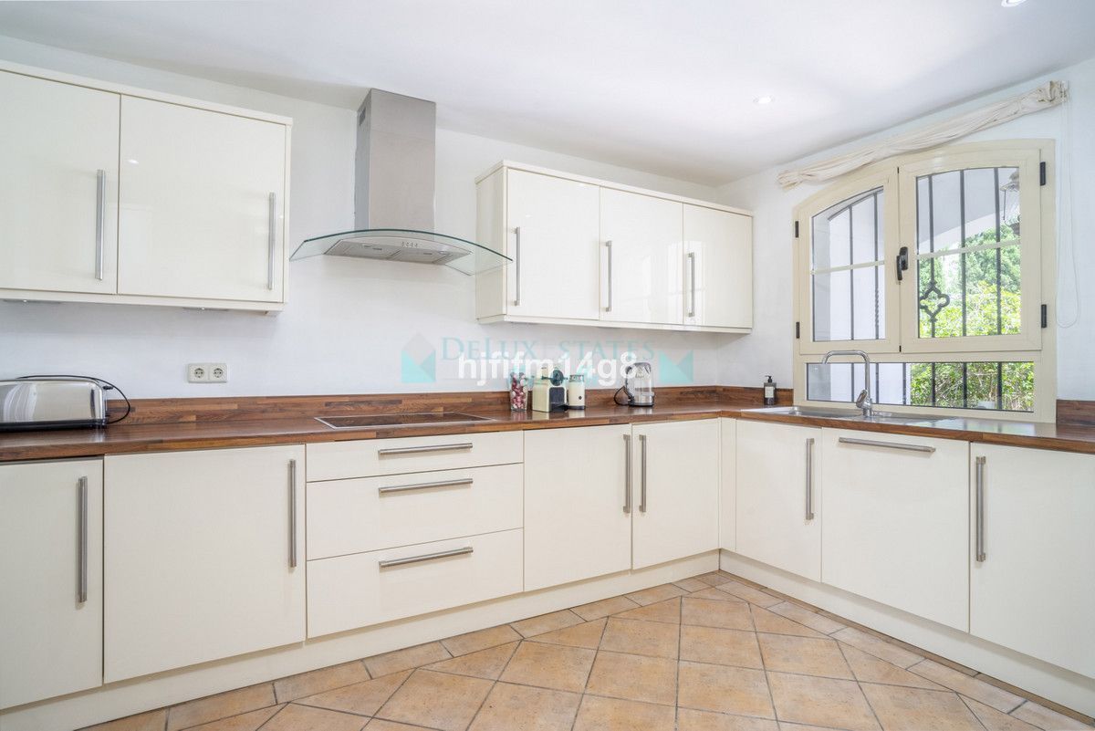 Town House for sale in Nueva Andalucia