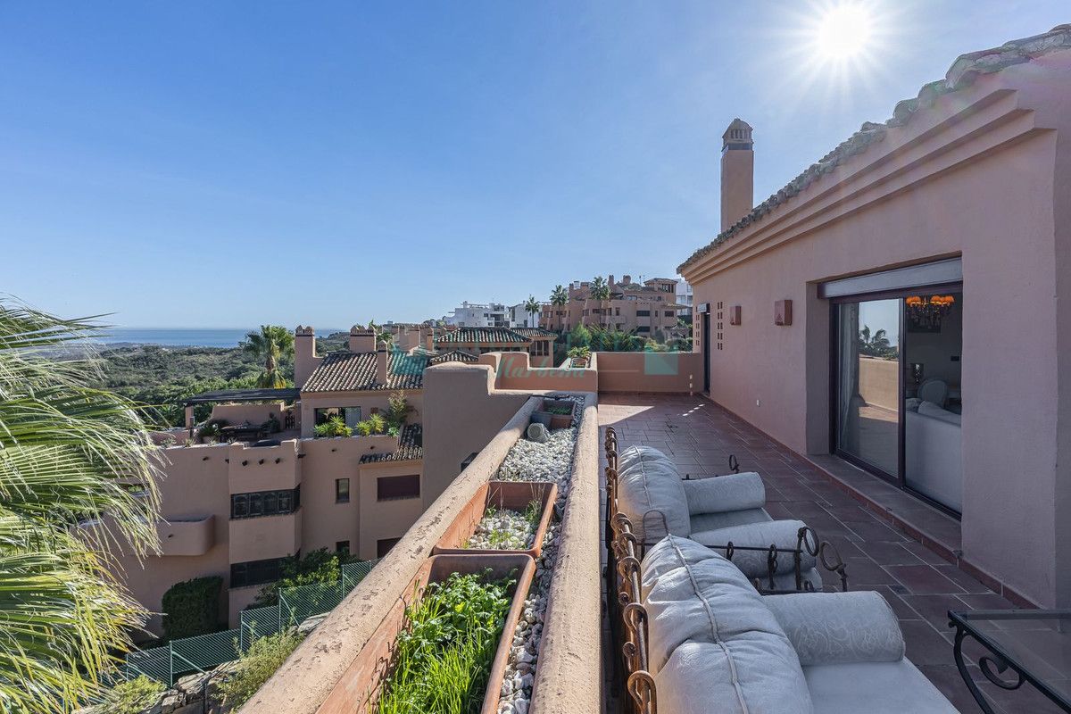Penthouse for sale in La Mairena, Marbella East