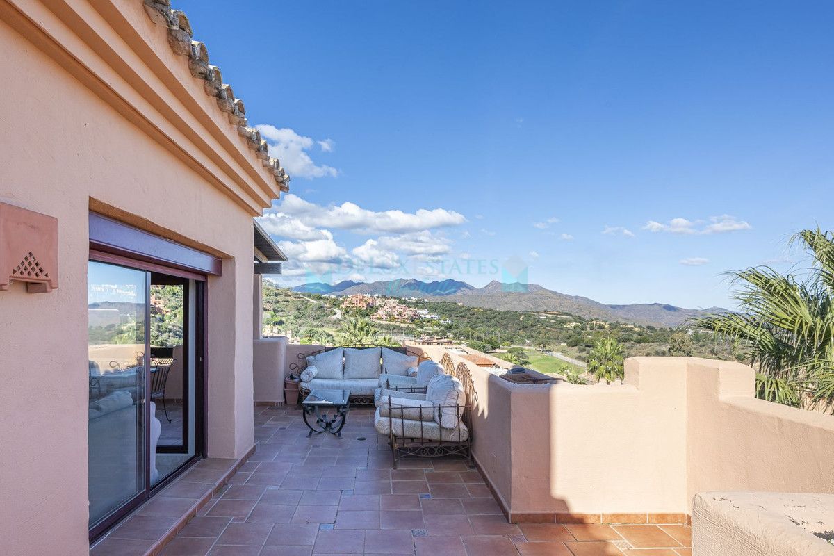 Penthouse for sale in La Mairena, Marbella East