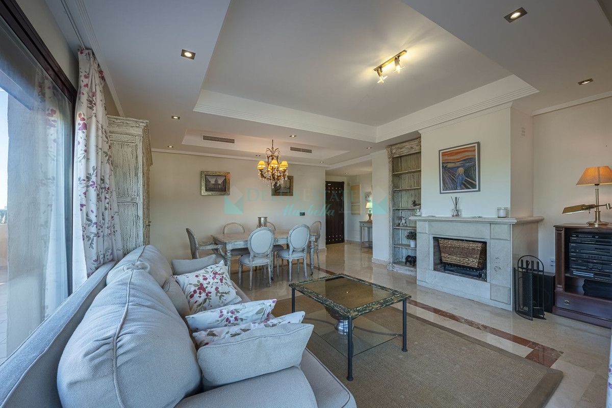 Penthouse for sale in La Mairena, Marbella East