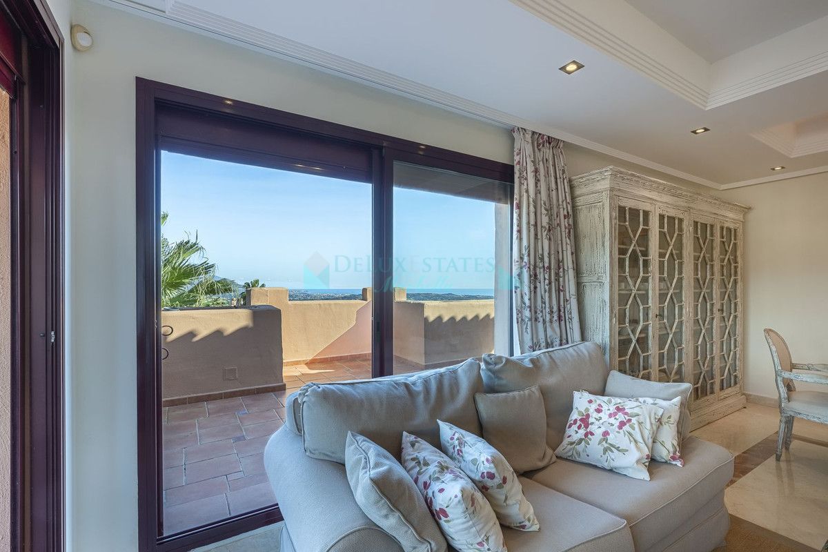 Penthouse for sale in La Mairena, Marbella East