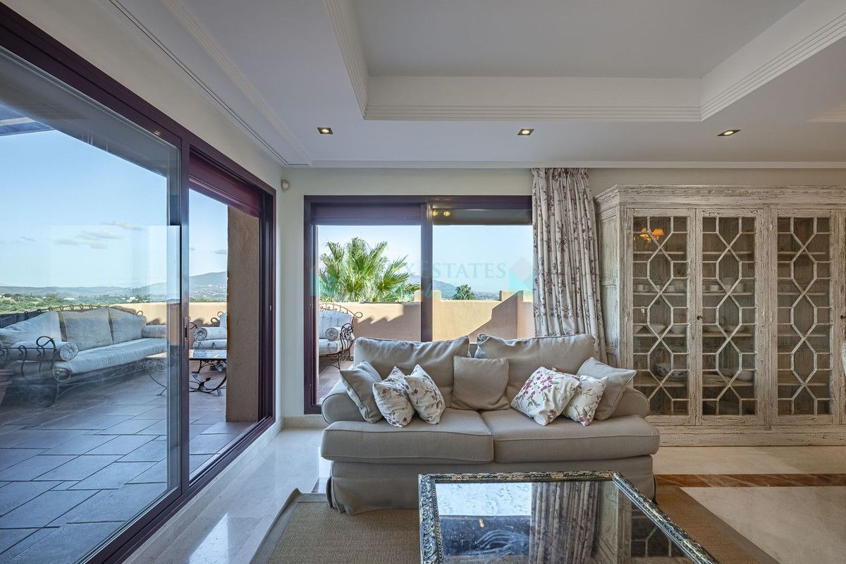 Penthouse for sale in La Mairena, Marbella East