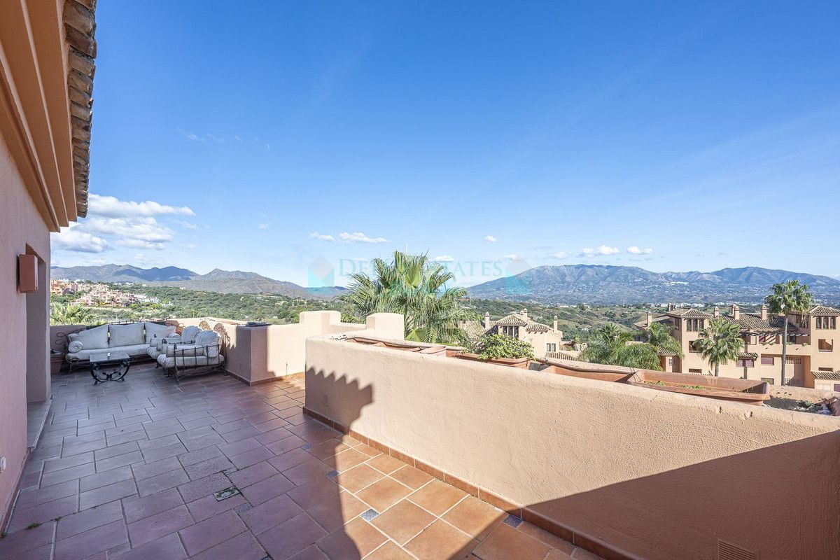 Penthouse for sale in La Mairena, Marbella East