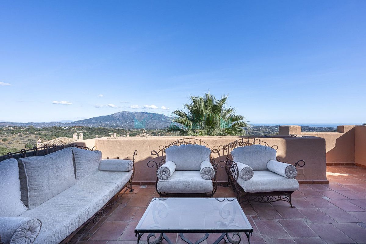 Penthouse for sale in La Mairena, Marbella East