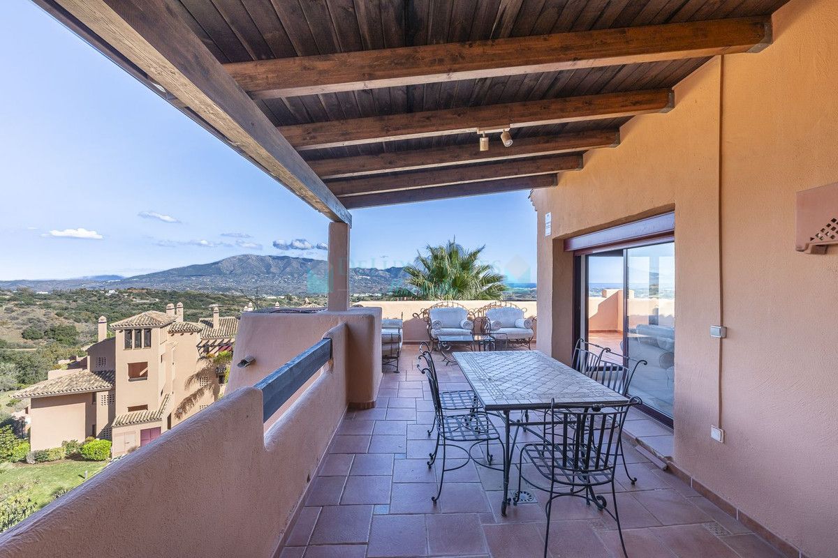 Penthouse for sale in La Mairena, Marbella East