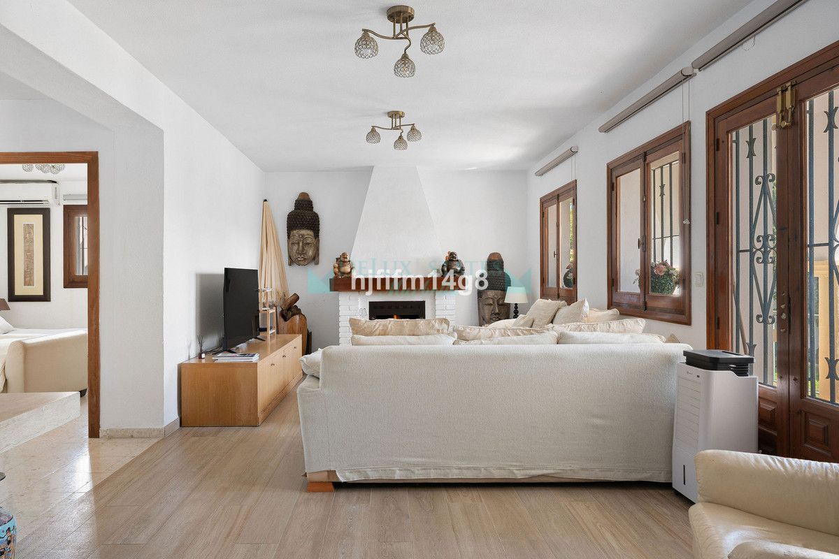 Villa for sale in La Campana, Nueva Andalucia