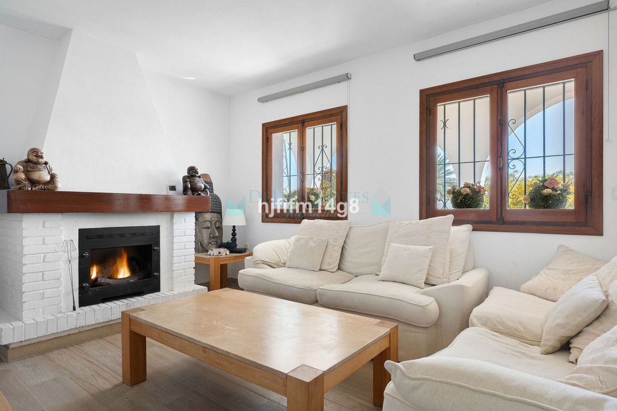 Villa for sale in La Campana, Nueva Andalucia