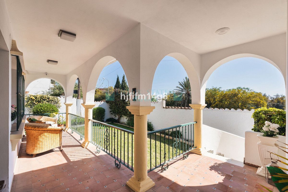 Villa for sale in La Campana, Nueva Andalucia