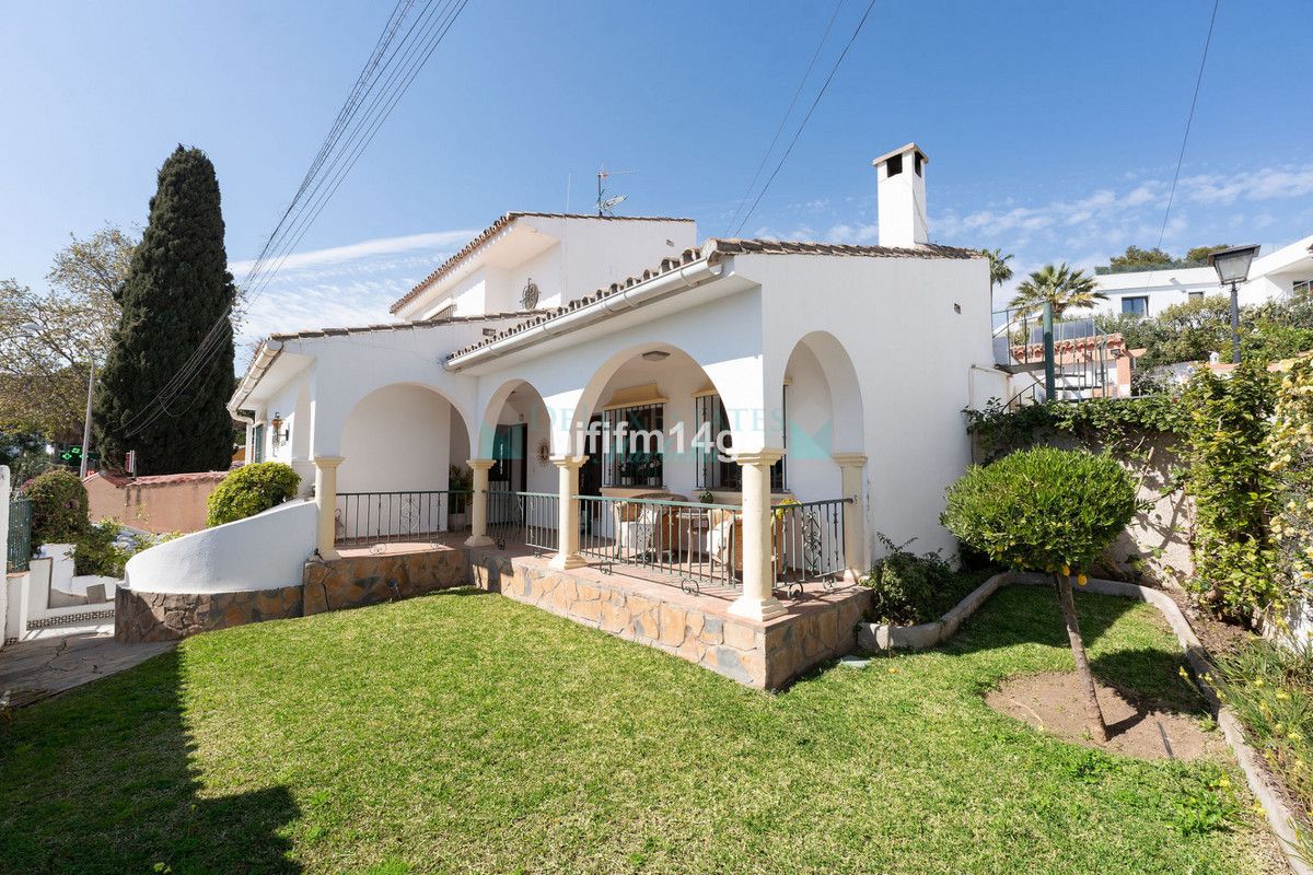 Villa for sale in La Campana, Nueva Andalucia