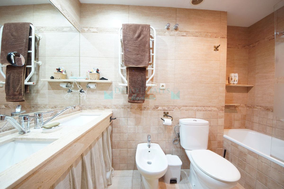 Town House for sale in Nueva Andalucia