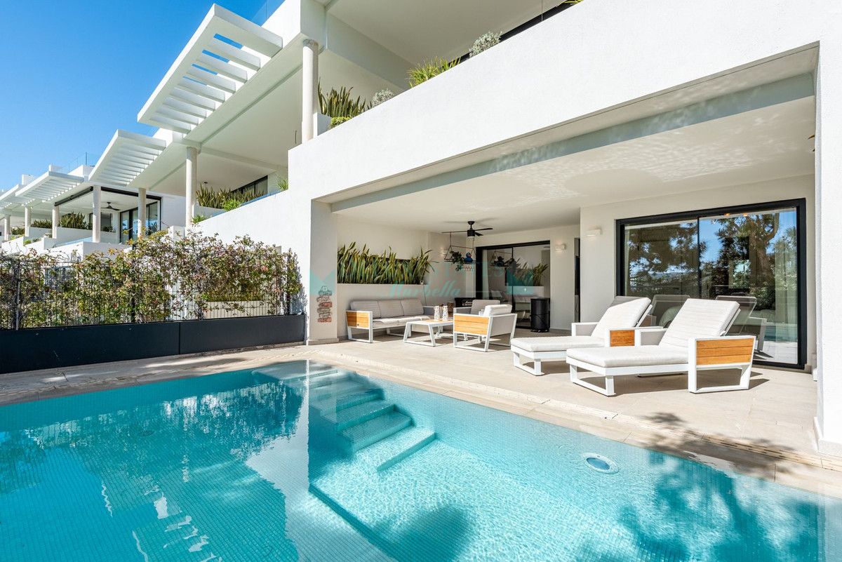 Town House for sale in Cabopino, Marbella East