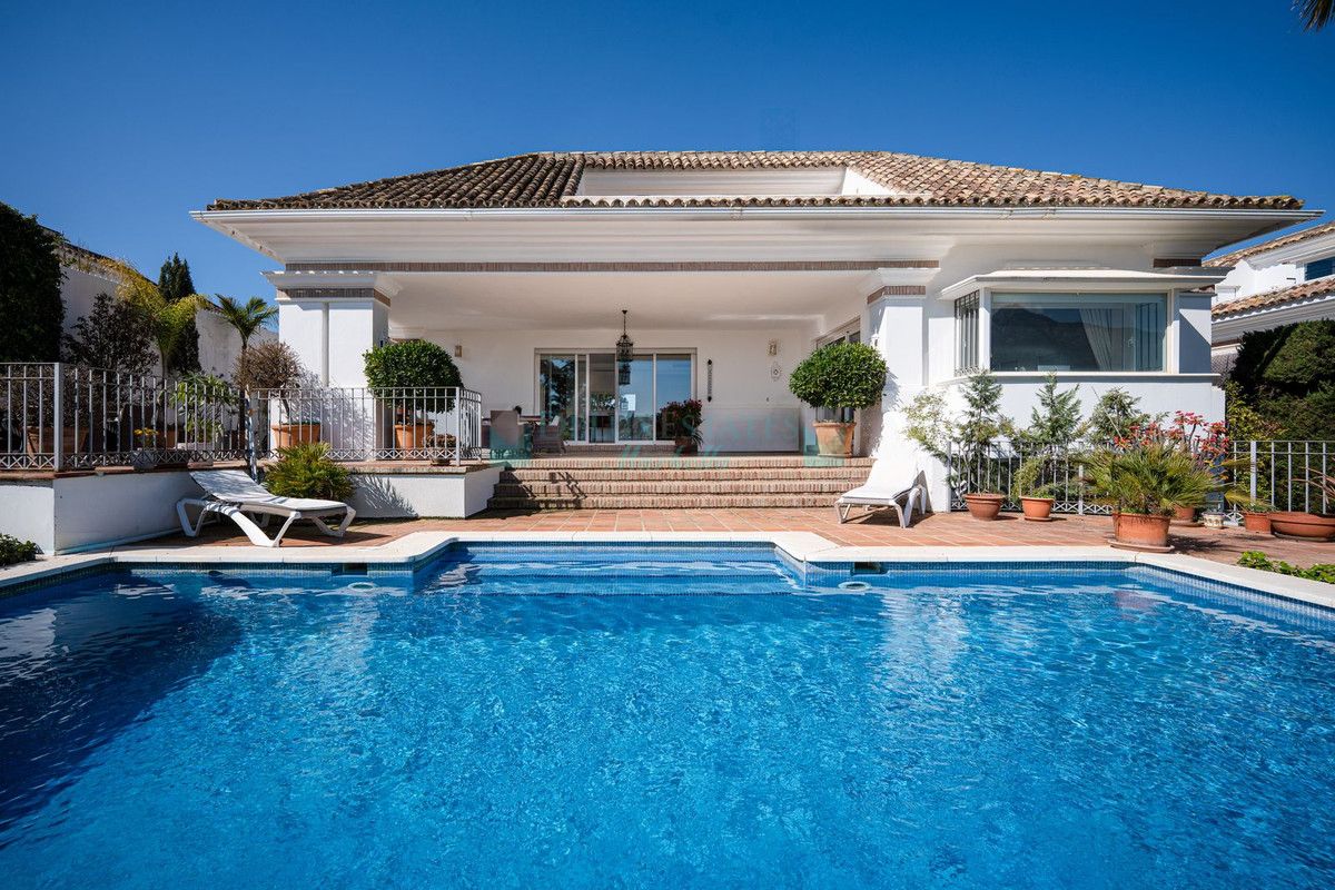 Villa for sale in Aloha, Nueva Andalucia