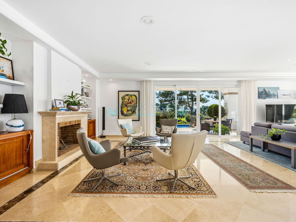 Villa for sale in Aloha, Nueva Andalucia