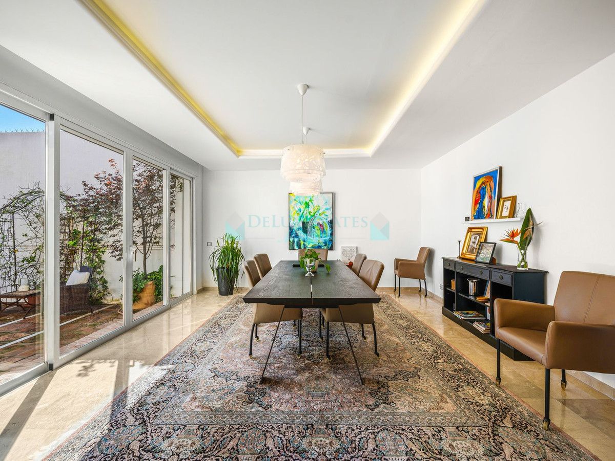 Villa for sale in Aloha, Nueva Andalucia