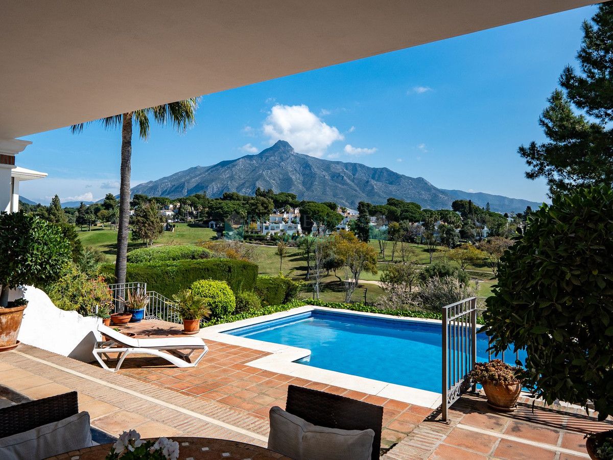 Villa for sale in Aloha, Nueva Andalucia