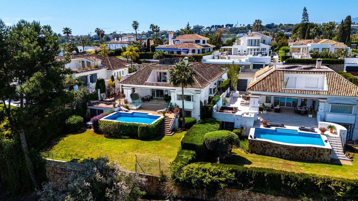 Villa for sale in Aloha, Nueva Andalucia