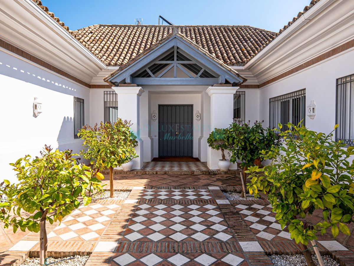 Villa en venta en Aloha, Nueva Andalucia