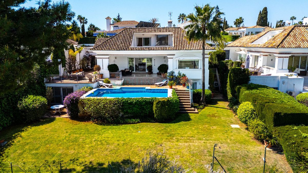 Villa en venta en Aloha, Nueva Andalucia