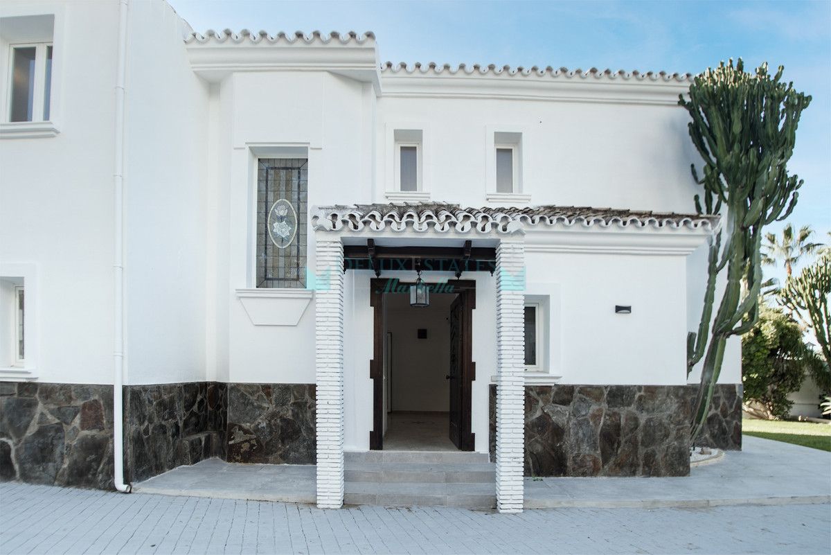 Villa for sale in Nueva Andalucia