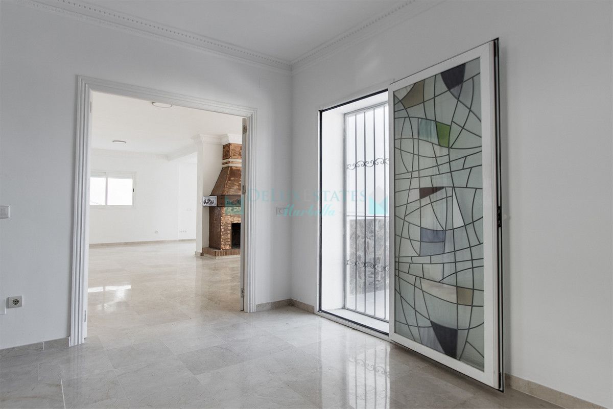 Villa for sale in Nueva Andalucia
