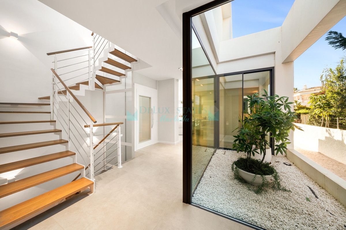 Villa for sale in New Golden Mile, Estepona