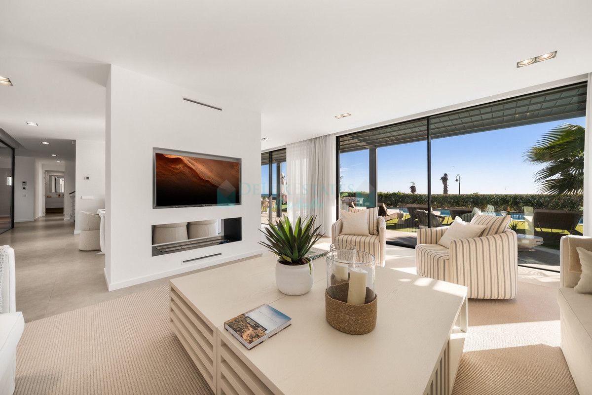 Villa for sale in New Golden Mile, Estepona