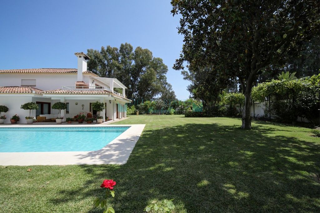 Villa for sale in Costalita, Estepona