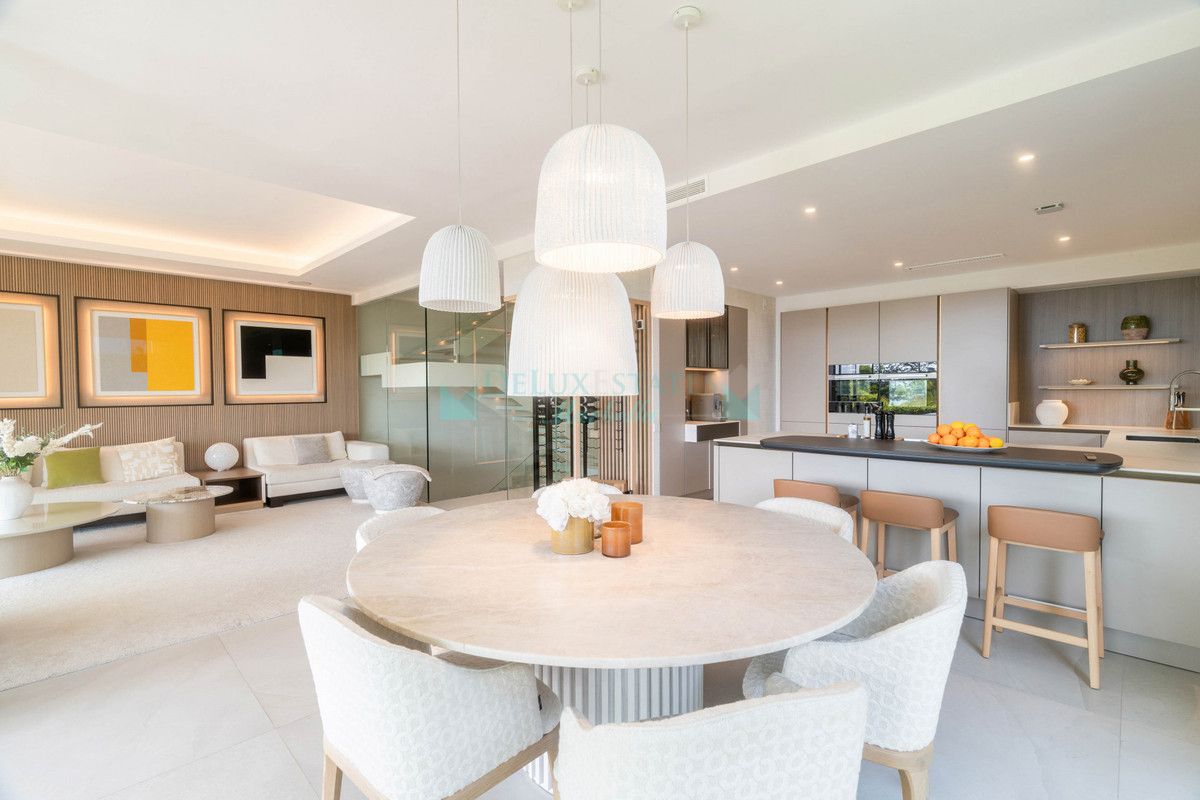 Villa for sale in Nueva Andalucia