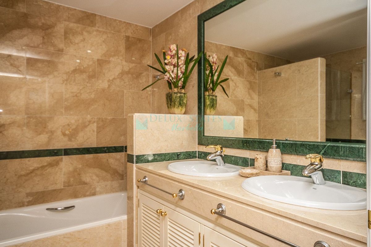 Apartamento Planta Baja en venta en Elviria, Marbella Este