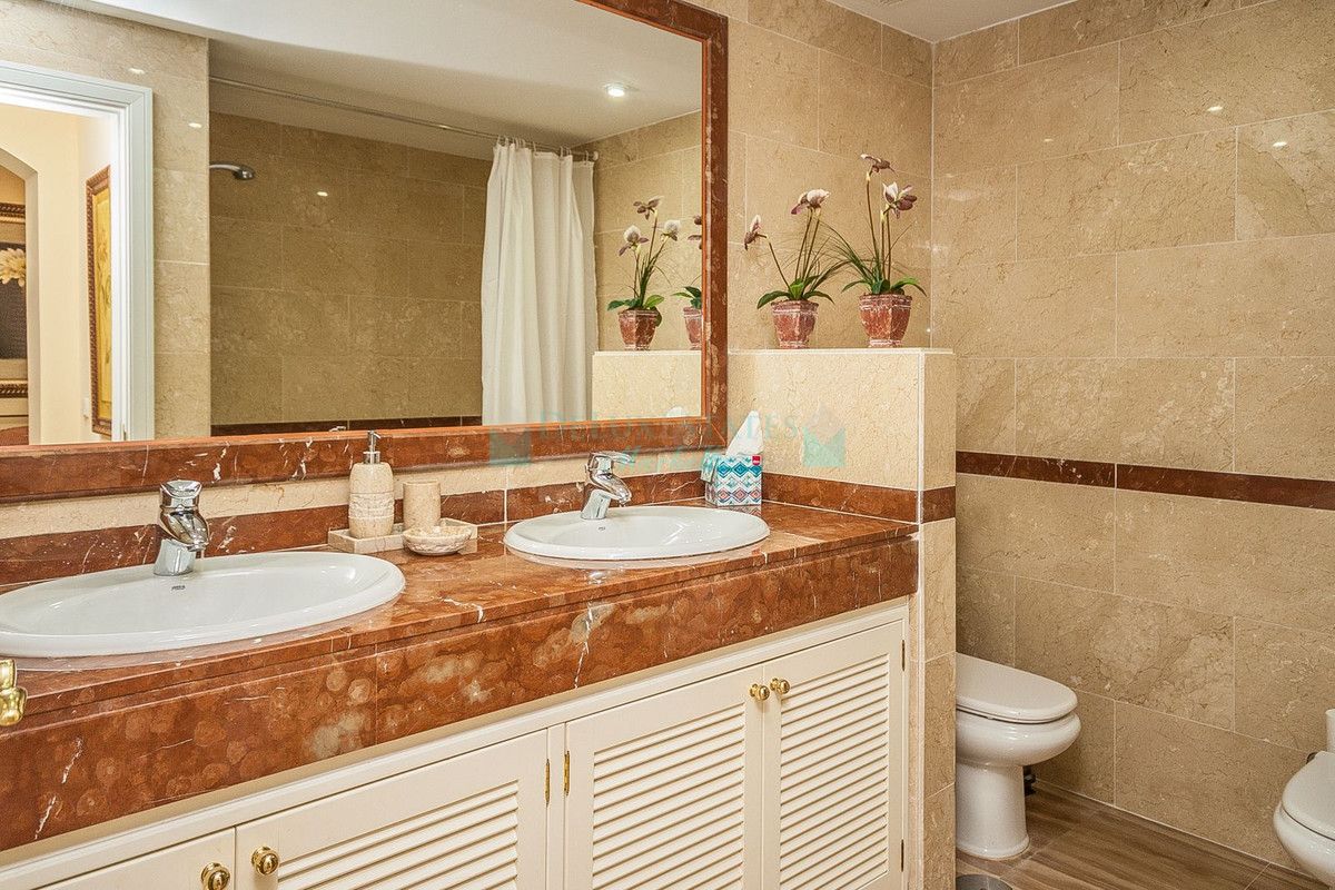 Apartamento Planta Baja en venta en Elviria, Marbella Este