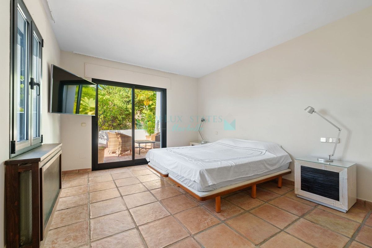 Villa for sale in Benahavis