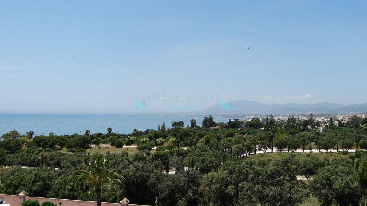 Penthouse for sale in Rio Real, Marbella East