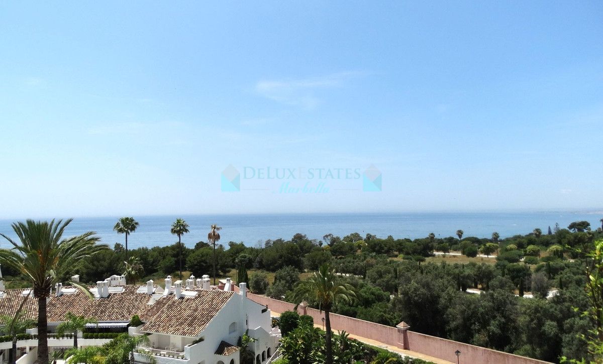 Penthouse for sale in Rio Real, Marbella East