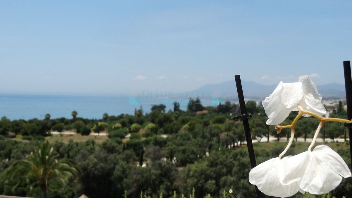 Penthouse for sale in Rio Real, Marbella East