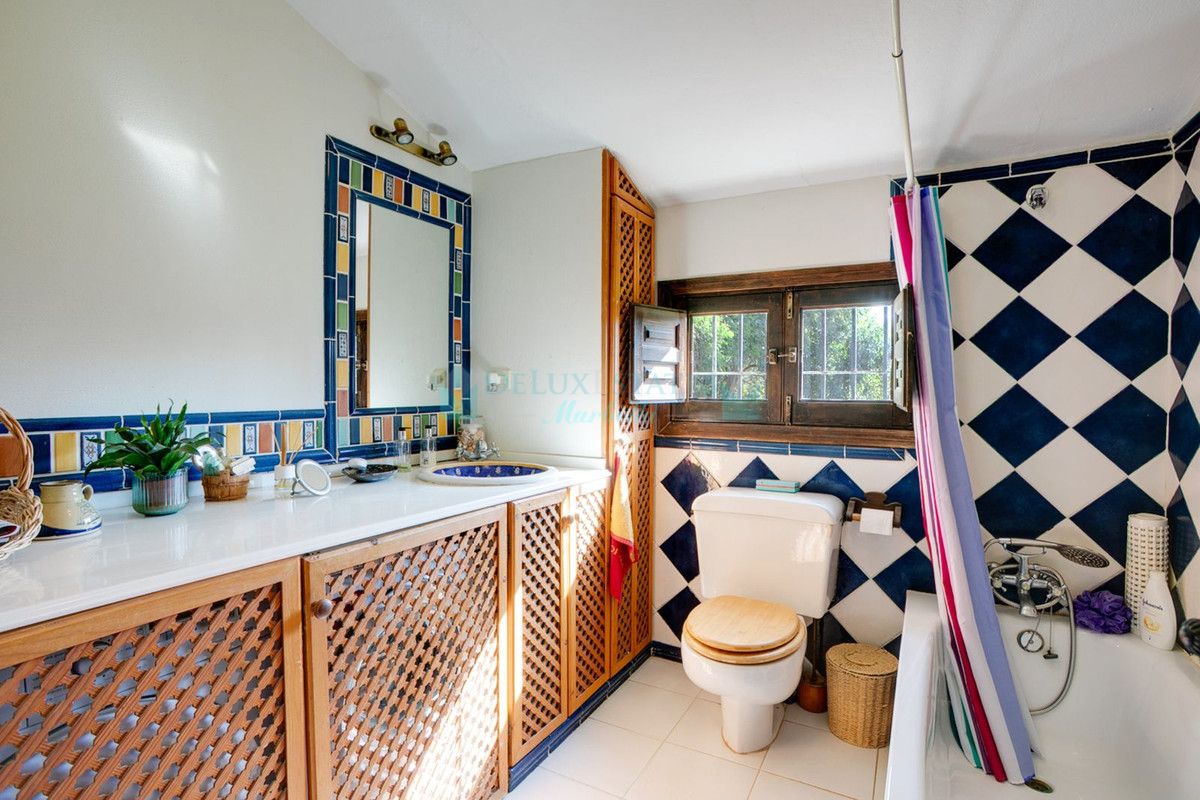 Villa for sale in Estepona