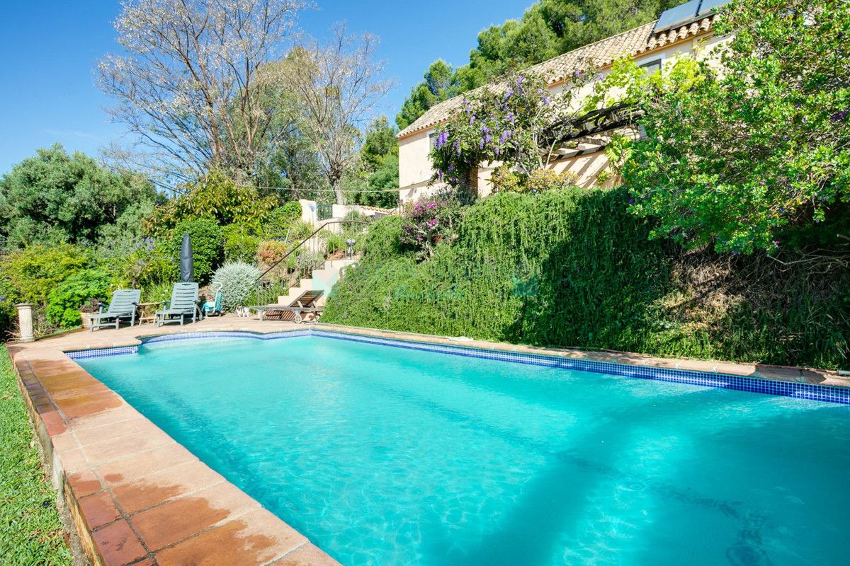 Villa for sale in Estepona
