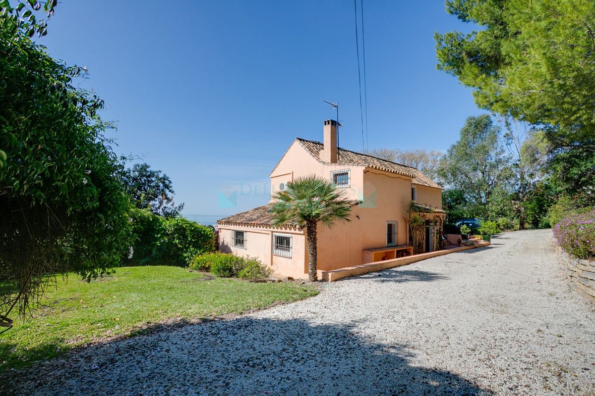 Villa for sale in Estepona