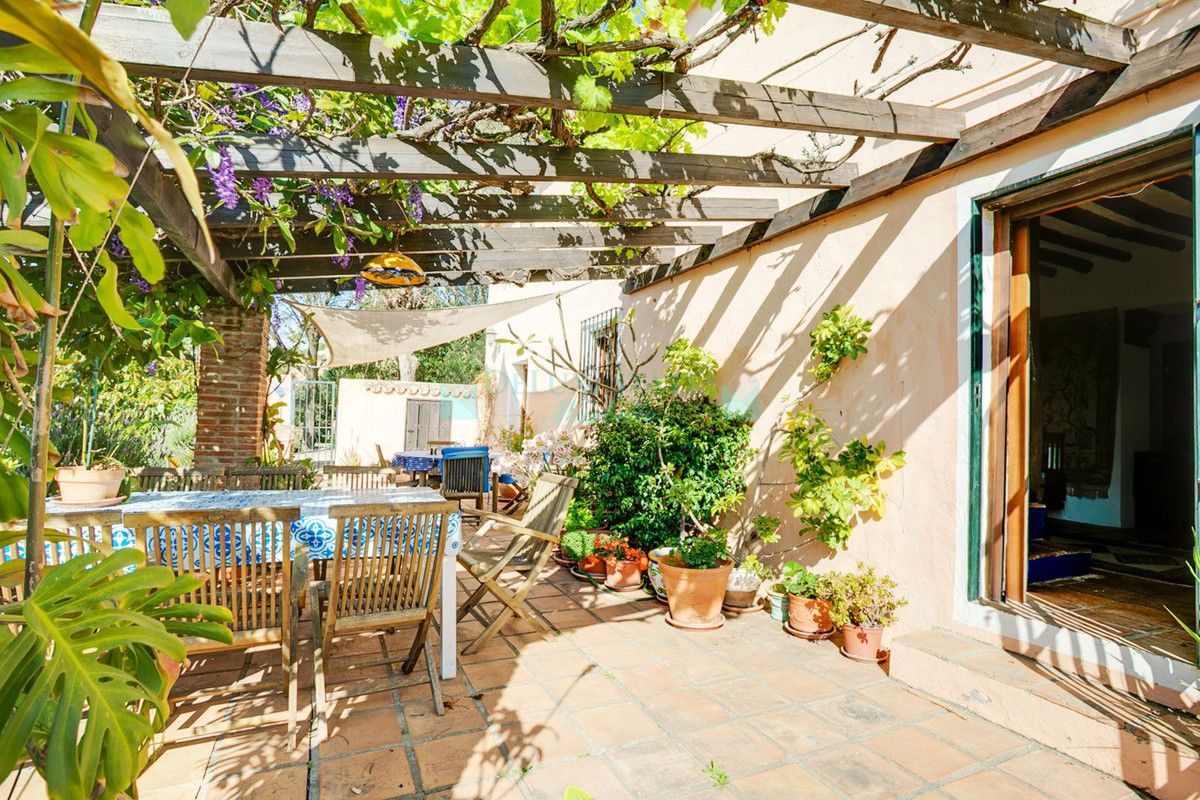 Villa for sale in Estepona